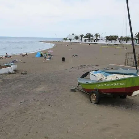 Playa Honda Sleeps 4 Wifi ヴィラ *